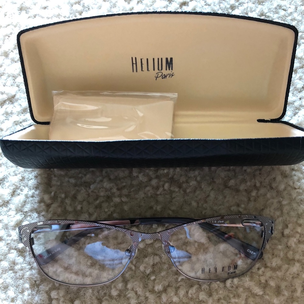 Helium ophthalmic frame